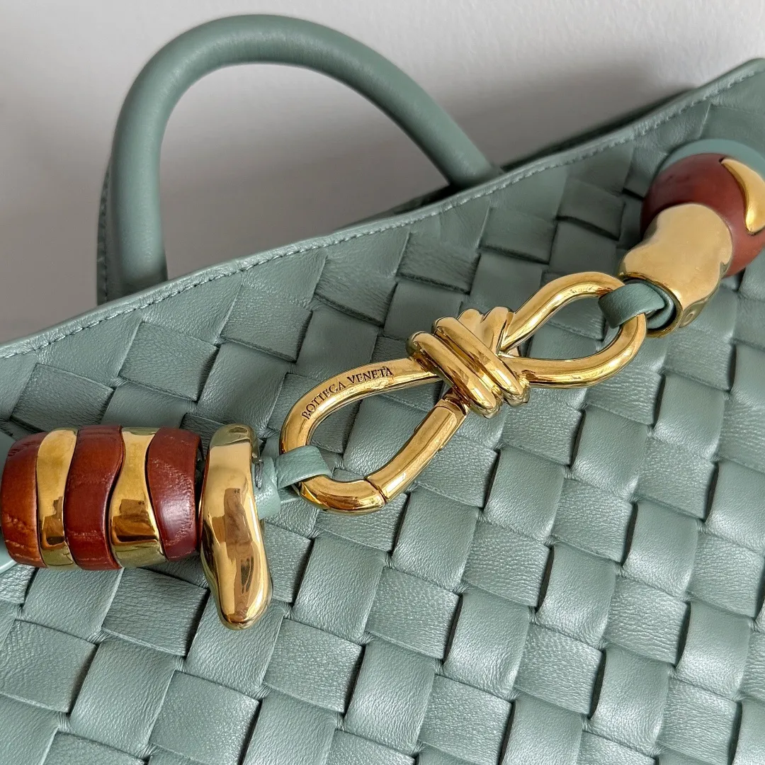 The new Andiamo batch of 3060 BV is shipped‼ ️The classic intercciato weaving process is used to create a soft bag, the metal knot is made of micro-cast aluminum using jewelry technology🪢, and the decorative beads are made of metal and hand-polished oak, allowing you to jump repeatedly between elegance and fun💃, making it unpredictable. Classic and versatile, it shows off your temperament, and the bag has a large capacity, making it very convenient for daily commuting! It has a variety of carrying methods, the shoulder straps can be adjusted by yourself, the original lambskin feels soft and delicate, and the unisex style breaks gender boundaries and brings a more practical and long-lasting use experience. The Andiamo, which has both elegant and casual styles, perfectly interprets the "fashionable old money style". Style No.: 743568+Wood Hardware Color: Aloe Green Size: 25*22*10.5cm